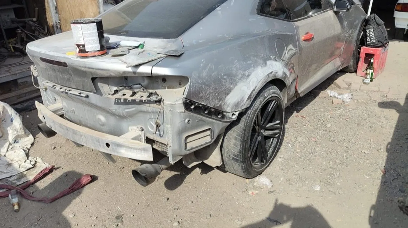 Camaro en proceso de reparación de carrocería, con la lámina preparada y en primer